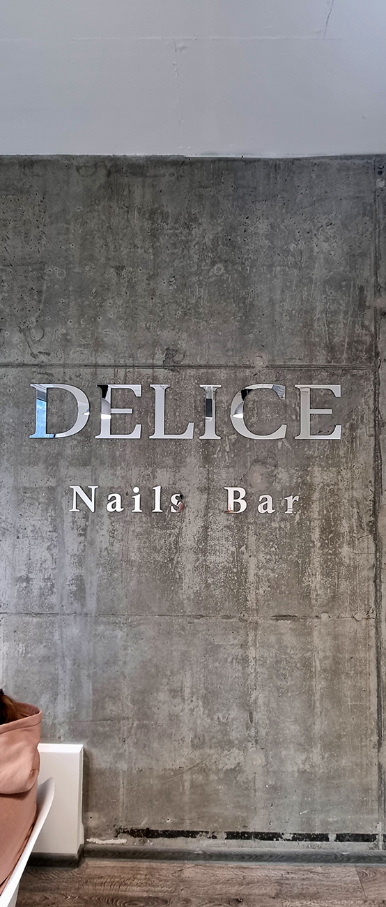 Nesvětelná písmena a loga Delice Nails Bar